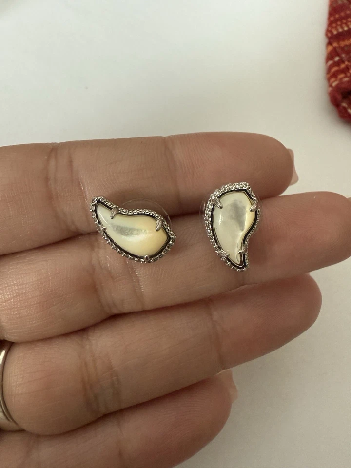 Pendientes Kendra Scott circonita y madreperla color plata rodio sobre latón Foto 1 de 1