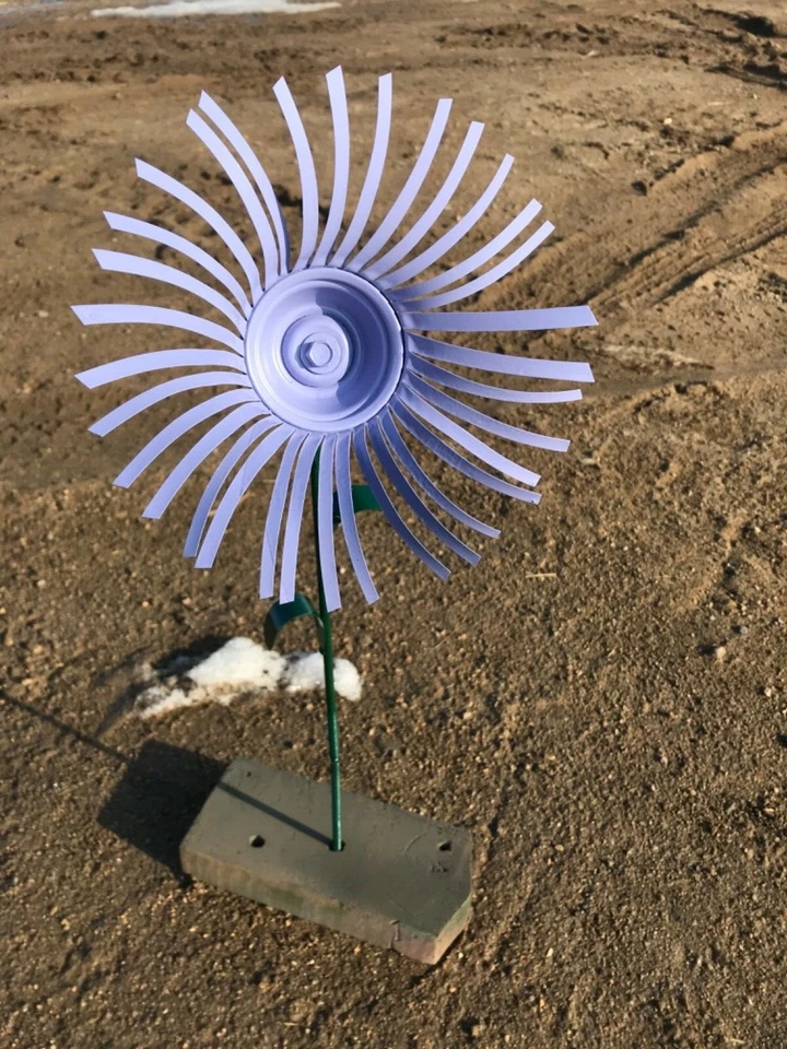 All metal light purple flower home garden stake yard art lawn ornament 22" tall - Image 1 of 1