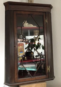 Dekorativer Holz Eckschrank (dunkel) - Bild 1 von 1