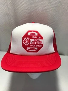 Gorra de béisbol Look Up Look Down MISS DIG roja blanca poliéster Snapback camionero - Imagen 1 de 7