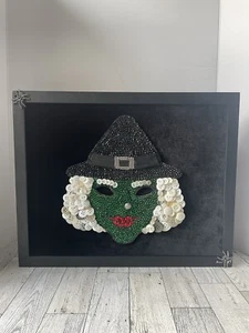 Hermoso arte espeluznante enmarcado de Halloween con diamantes de imitación y botones bruja verde 12 X 15,5 - Imagen 1 de 21