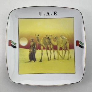 UAE🇦🇪CERAMIC PLATE✅EMIRATES DESERT TRADITIONAL DRESSED BEDOUIN🐪WITH CAMELS🎗 - Bild 1 von 4