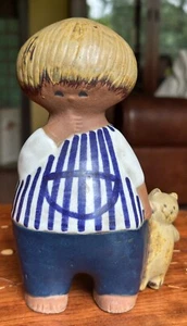 Lisa Larsson Gustavsberg Schweden "Malin" Junge mit Teddybär Keramik Figur - Bild 1 von 8