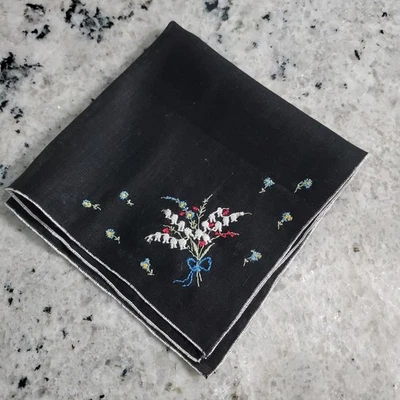 Pañuelo bordado floral negro vintage en Suiza Foto 1 de 4
