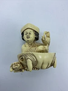Figura de hombre tallada a mano Netsuke sosteniendo tetera y cara de dragón copia por PEM - Imagen 1 de 10