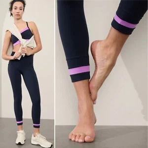 NUEVO CON ETIQUETAS Athleta Salutation Stash Colorblock 7/8 Apretado MEDIANO ALTO M/T Azul Marino Lila - Imagen 1 de 12