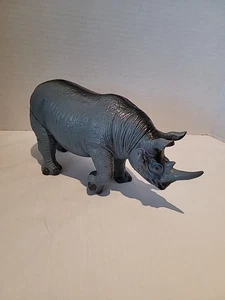 Grey Rhino Hartplastik Spielzeugfigur 11" Länge 6" hoch  - Bild 1 von 18