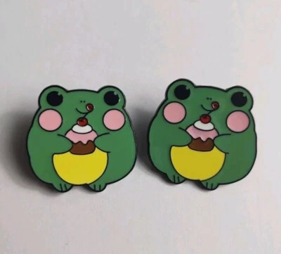 Set Of 2 Metal Enamel Lapel Pins Pinback Frogs With Pink Cheeks Eating Cupcakes - Изображение 1 из 4
