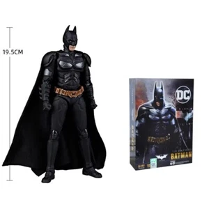 Batman Begins Batman Action Figure Christian Bale ***IN MAGAZZINO*** NUOVO - Foto 1 di 1