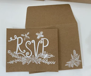 50 x Tarjetas planas de confirmación de asistencia de boda con sobres impresos marrón kraft NUEVO, Paperchase - Imagen 1 de 5