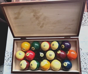Set completo vintage di palline da biliardo in custodia di legno dipinto con cerniera made in Poland - Foto 1 di 5