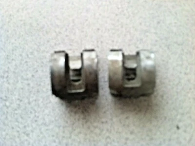 1996-1999 MERCEDES-BENZ E320 E430 ~ 2 CLIPES DE RETENÇÃO PARA PAINEL TRASEIRO - Imagem 1 de 3