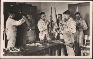 Soldados alemanes están limpiando sus armas en el cuartel - Postal de la Segunda Guerra Mundial- #N61 - Imagen 1 de 3