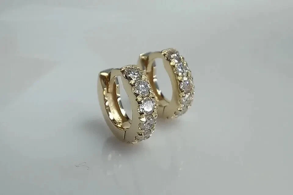 Aretes tipo argolla Huggie de diamantes naturales de corte redondo de 0,50 quilates de oro amarillo sólido de 14 quilates Foto 1 de 4