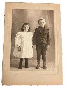 VINTAGE KABINENKARTE DES JUNGEN BROTHER & SCHWESTER POSING 5""x7"" - schwarz & weiß - Bild 1 von 3