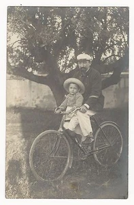 EIN VATER UND SEIN KLEINER SOHN AUF FAHRRADTOUR (VINTAGE ECHTFOTO-POSTKARTE) - Bild 1 von 2