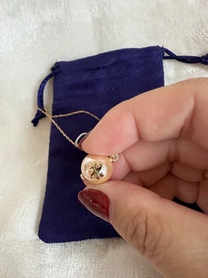 Novo com etiquetas! Colar feminino Tory Burch marfim tom ouro rosa pérola logotipo corda corrente 143338 - Imagem 1 de 4