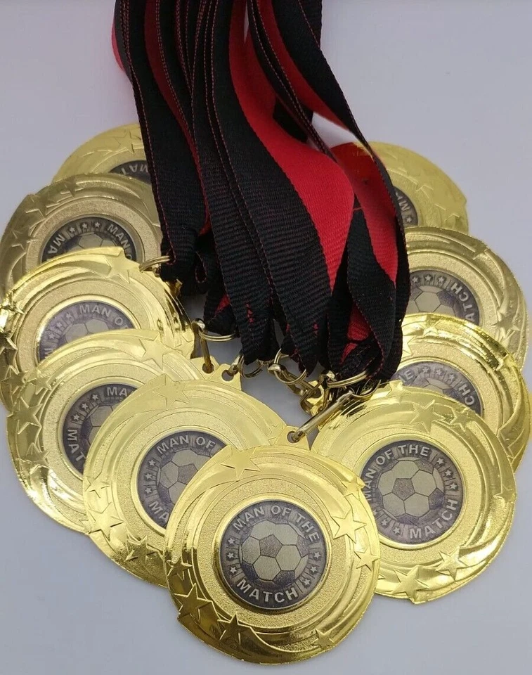 SPA TROPHIES 10 x Man of the Match Medaillen mit roten & schwarzen Bändern, goldene Fußballmedaille