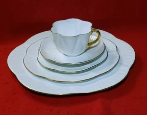 SHELLEY REGENCY DAINTY SHAPE 5-PIECE PLACE SETTING ENGLAND GOLD TRIM - Picture 1 of 9