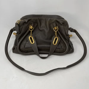 Bolso de Hombro Chloe Gris Oscuro Dos Vías Asa Superior Cuero Mediano Paraty - Imagen 1 de 12
