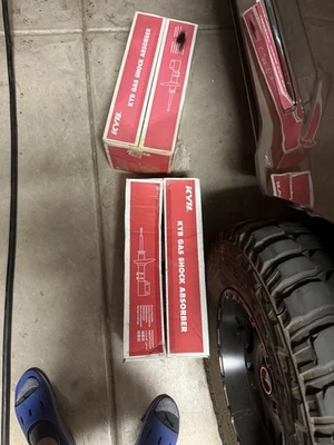 2 KYB Front LEFT+RIGHT Struts Shock Absorber Suspension for Toyota Prius C Yaris - Image 1 of 3