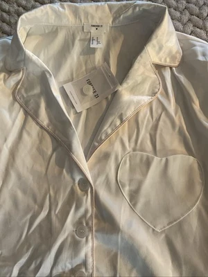 Juego de pijama Forever 21 satinado corazón bolsillo rosa marfil tubería nuevo con etiquetas otro Foto 1 de 4