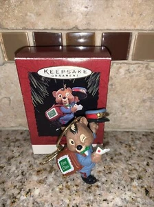 1994 Hallmark EXTRA SPECIAL DELIVERY Ornament MAILMAN MAIL 2 1/4" chipmunk #0124 - Bild 1 von 10