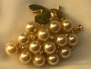 Racimo de uvas vintage de 2"" tono perla y dorado racimo de uvas, esmalte, de LIA - Imagen 1 de 3