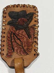 Handgefertigter Leder Western Kofferanhänger mit Blumenmuster & Schnalle Schrott Vintage - Bild 1 von 8