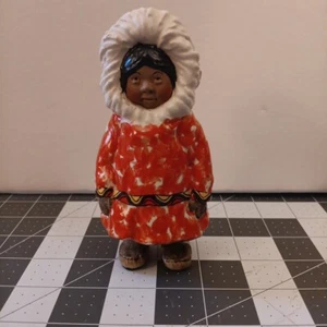 Signierte C. Alan Johnson "KAIPUK" Figur 1962 Alaskan Inuit Girl rotes Kleid 078 - Bild 1 von 14