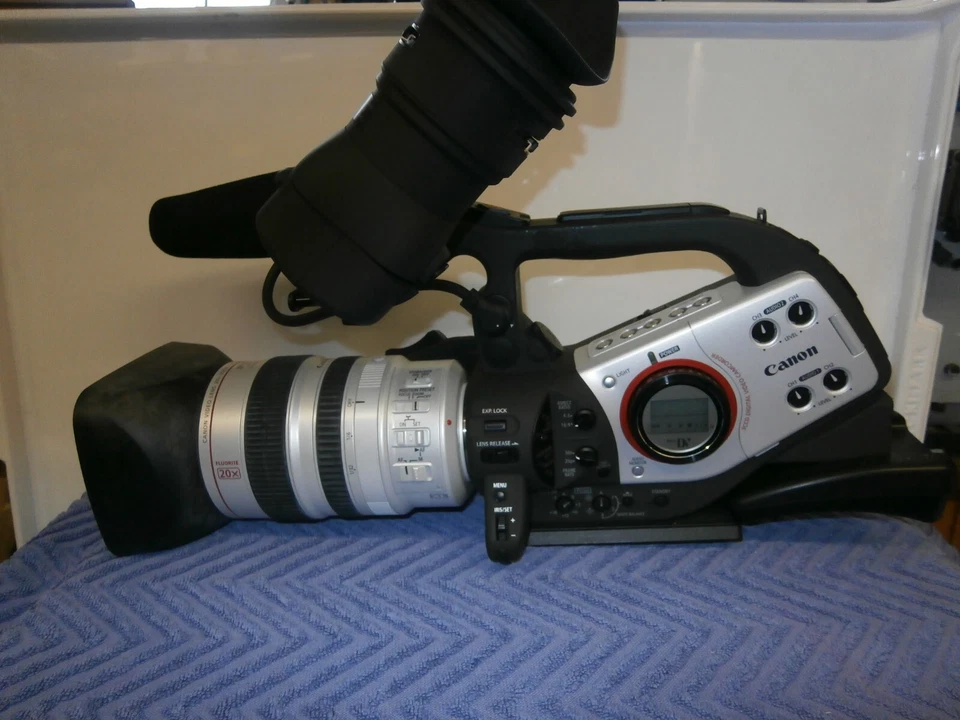 Canon XL2 Mini DV Camcorder PAL format. 3 CCD with 20 X optical zoom lens. A1. - Image 1 of 4