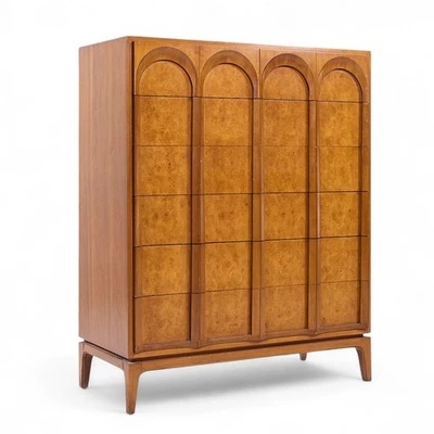 Cómoda Highboy Thomasville Mid Century escultural arqueada de nogal y madera de burlón Foto 1 de 4