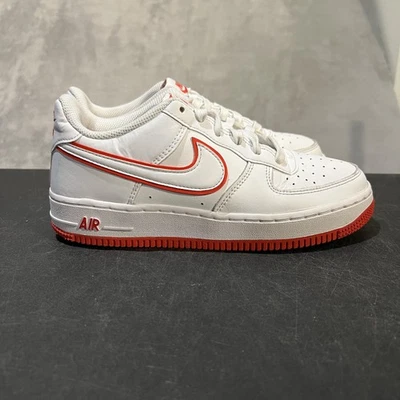 Tênis Nike Air Force 1 baixo juvenil tamanho 4.5Y Picante contorno vermelho DV7762-101 - Imagem 1 de 4
