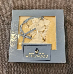 Wedgwood Jaspe Blanco con Borde Dorado Oso de Peluche y Regalos en Medias - Imagen 1 de 5