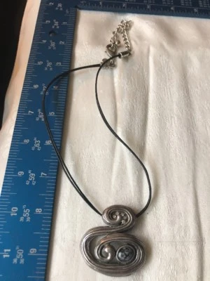 "Collar con cordón de cuero colgante de piedra azul cristal plata CHICO'S 10""" Foto 1 de 4