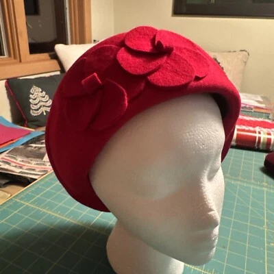 Sombrero de Lana para Damas Rojo Ajustable, Detalle Floral Grosgrain Borde Interior Foto 1 de 4