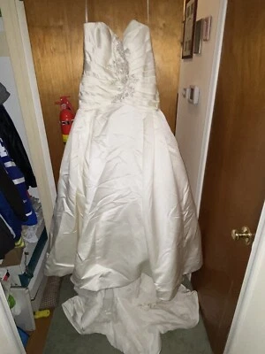 Vestido de novia Oleg Cassini talla 14 Foto 1 de 4