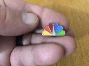 VINTAGE NBC PEACOCK SILVERTONE RAINBOW ENAMEL PIN LAPEL HAT SHIRT - Picture 1 of 3