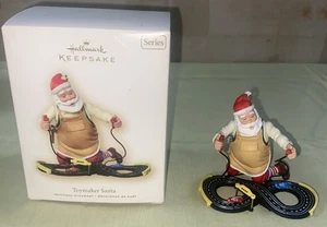 Hallmark 2007 adorno de Navidad TOYMAKER SANTA #8 pruebas ranura coches de carreras nuevo en caja - Imagen 1 de 7