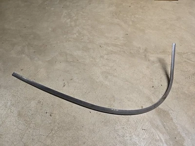 Chevy Bel Air 1955 1956 1957 lado del pasajero, inferior, moldura de ventana trasera Foto 1 de 4