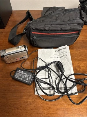 Panasonic SDR-S26 SD Digital Video Camera 70X Optical Zoom.    F - Image 1 of 4