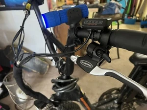 Bicicleta Eléctrica Luz Nocturna LEDZ ARDIENTE 9 LED con 360 Azul Giratorio con Baterías - Imagen 1 de 3