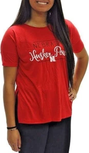 CAMISETA NUEVA CON ETIQUETAS PARA MUJER S o M-NCAA NEBRASKA HUSKER POWER ROJA DE GRAN TAMAÑO HIP SCRIPT - Imagen 1 de 8