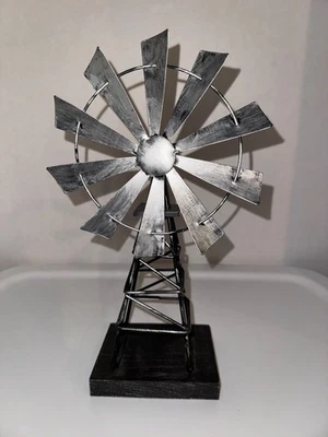 Molino de viento de metal decorativo moderno con acabado plateado envejecido independiente 12" retro Foto 1 de 4