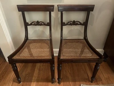Juego de 2 sillas inferiores de caña de nogal Foto 1 de 4