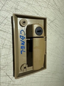 CAMEL JEEP WRANGLER TJ GLOVE BOX HANDLE ASSEMBLY LATCH LOCK UNLIMITED CAMEL TAN - Bild 1 von 2