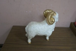 Estatuilla de porcelana vintage cordero oveja RAM - cuernos pintados en oro 9" - Imagen 1 de 10