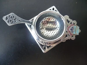 Un colino da tè vintage 'Bourton on the Water' souvenir, cromato con supporto - Foto 1 di 7