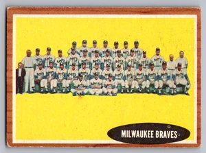 1962 TOPPS #158 MILWAUKEE BRAVES TEAM CARD W/H. AARON/MATHEWS/SPAHN/TORRE - Picture 1 of 3
