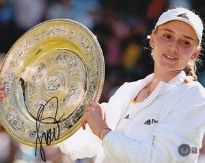 FOTO 8x10 firmada por ELENA RYBAKINA CERTIFICADO DE AUTENTICIDAD BAJO WTA 2022 CAMPEONA DE WIMBLEDON - Imagen 1 de 1